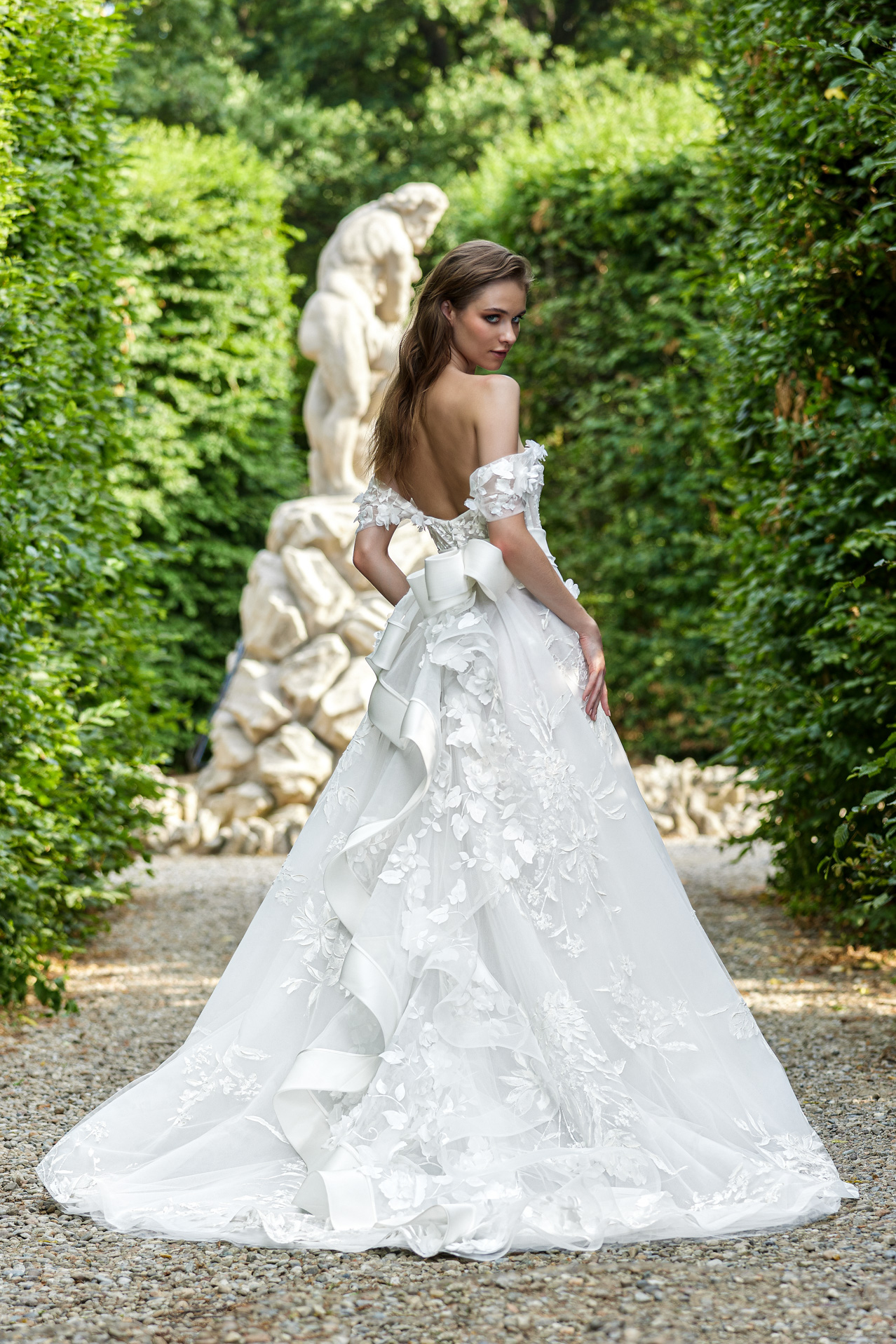 Vestiti da Sposa 2024: Tracce di Eleganza Infinita Nei Sentieri di Nuove Tendenze