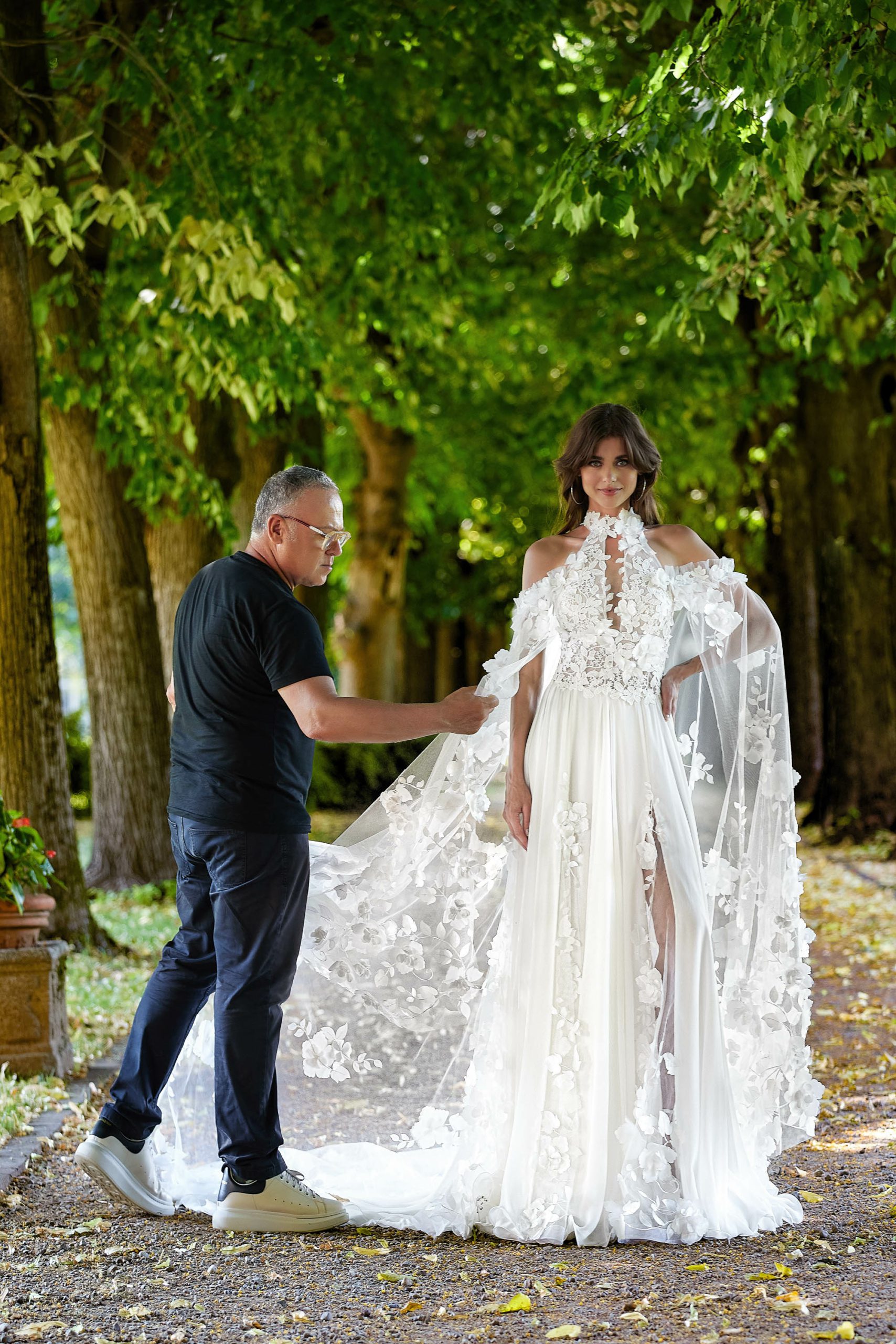 Abito da Sposa con Spalline Cadenti: L'Arte Sartoriale di Stefano Blandaleone