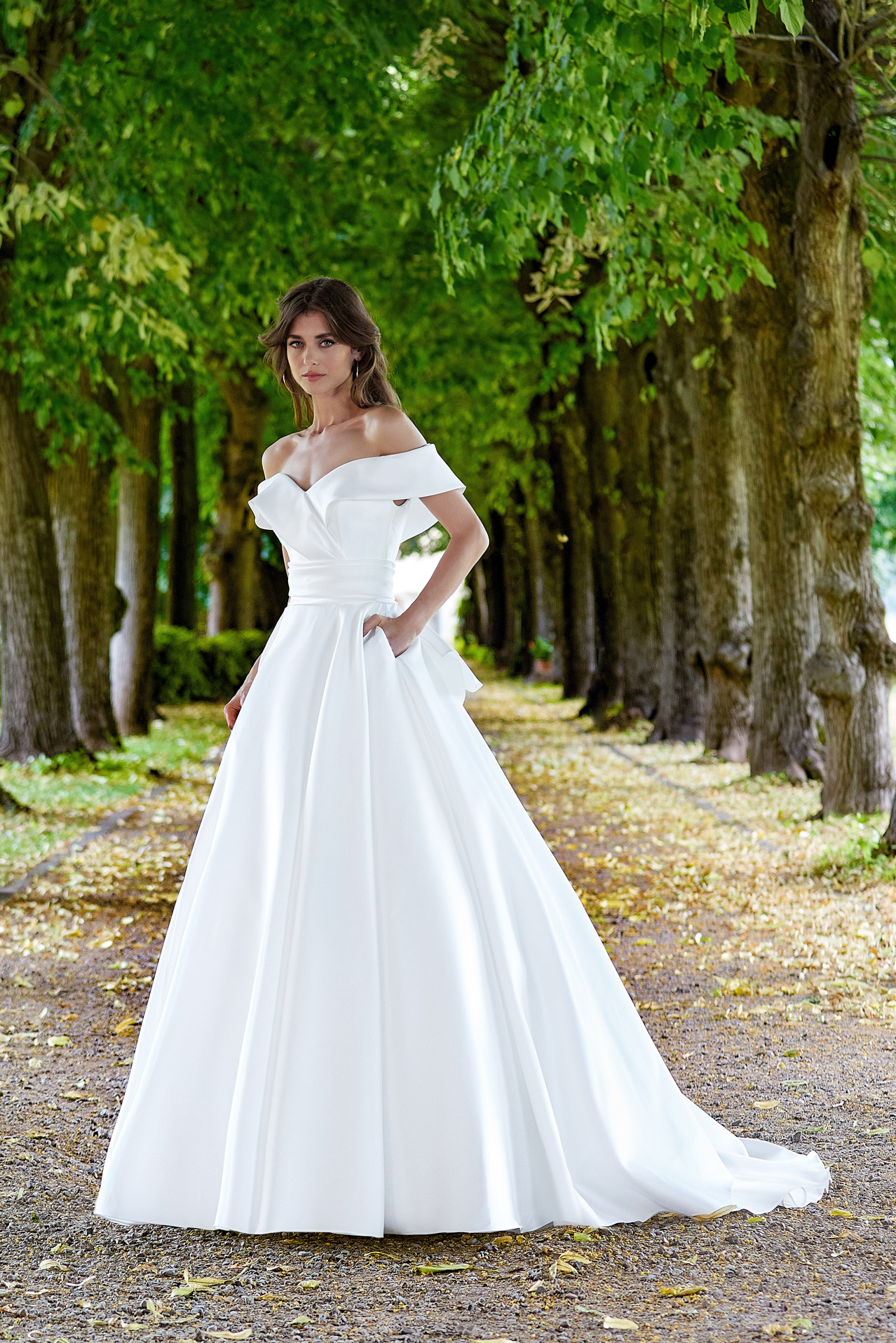 Scopri il tuo abito da sposa ideale esplorando quattro stili unici per quattro donne meravigliose. Dal classico al boho-chic, dal glamour al minimalista, la nostra guida ti aiuta a trovare l'abito da sposa che riflette la tua personalità per un matrimonio indimenticabile. Scopri di più ora!"