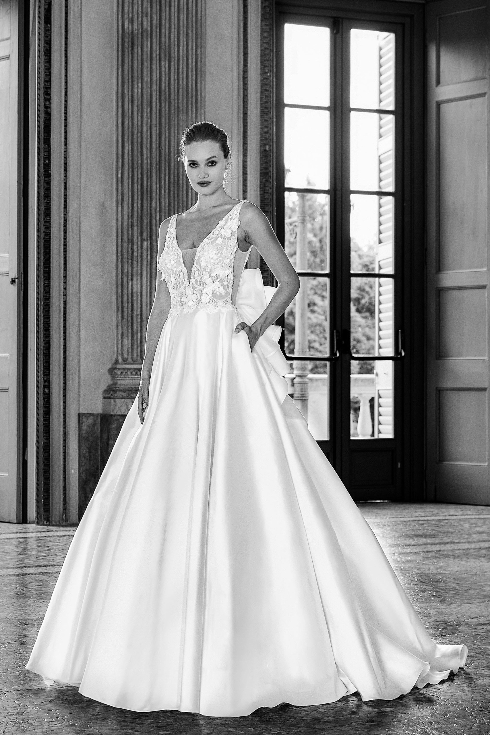Abiti da Sposa in Mikado di Seta: Classe ed Eleganza per un Matrimonio da Sogno!