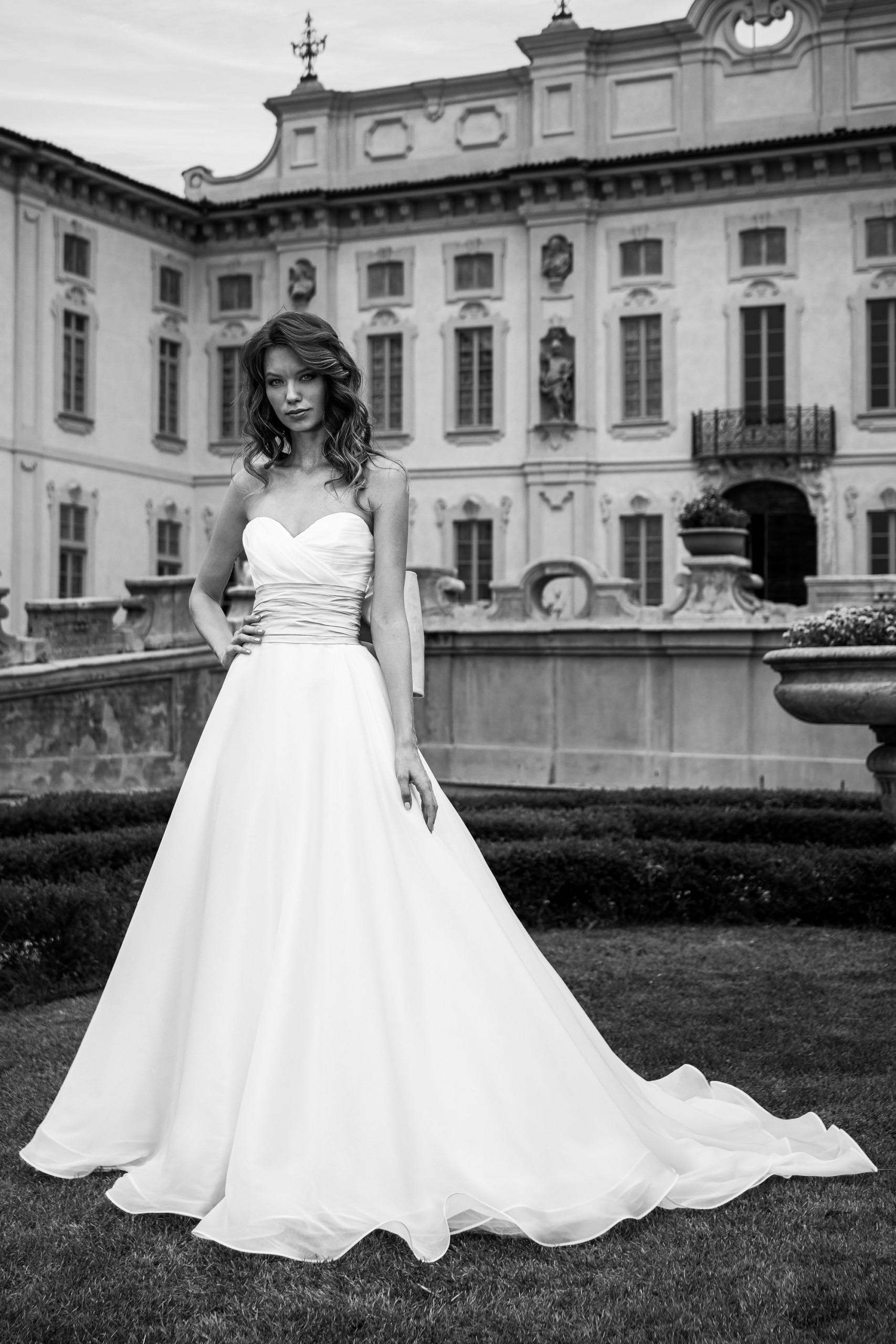 Realizza il Tuo Sogno con Un Abito da Sposa Semplice ma Memorabile: Scopri il Fascino dell'Eleganza Senza Tempo