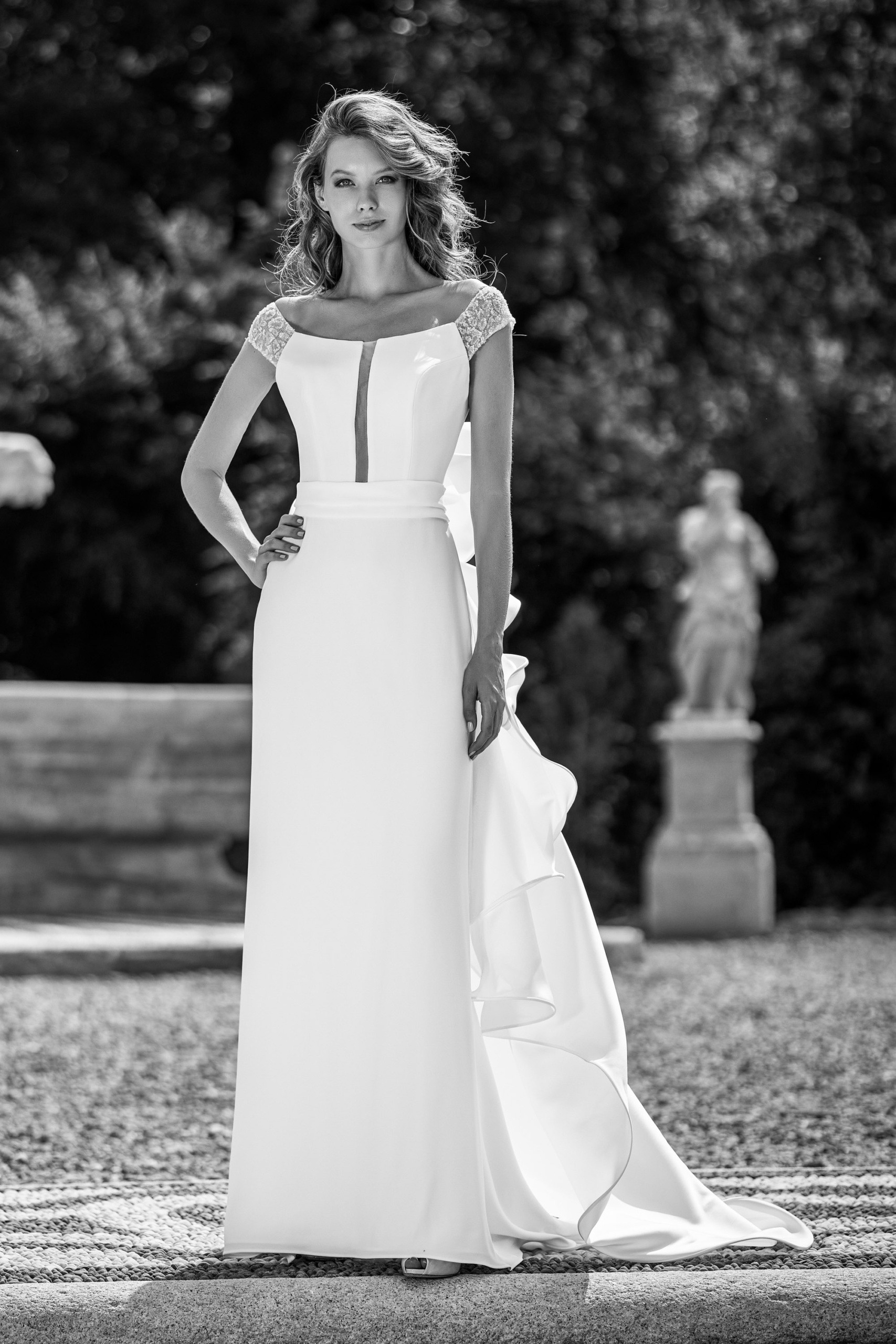 Realizza il Tuo Sogno con Un Abito da Sposa Semplice ma Memorabile: Scopri il Fascino dell'Eleganza Senza Tempo