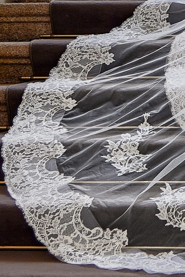 Manto Lungo in Tulle Mano Seta con Bordura in Pizzo Leavers Applicata a Mano - MT SBA 1024 - immagine 3